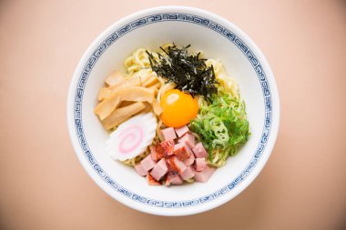 Japon erişteleri beyaz kasede servis edilir.