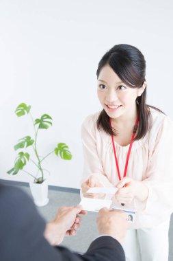 İş adamları kartları değiştiriyor. 