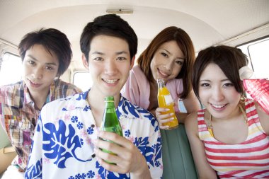 Genç arkadaşlar minibüste içkinin tadını çıkarıyor. 