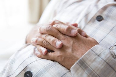 Yaşlı adamın elleri, yaklaşın.