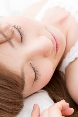 Kadın yatak odasında uyuyor, kapat.