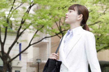 Sokakta yürüyen genç iş kadını