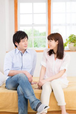 oturma odasında genç Çift