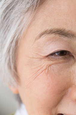 Son sınıf öğrencisi kadın yüzünü kapatın.