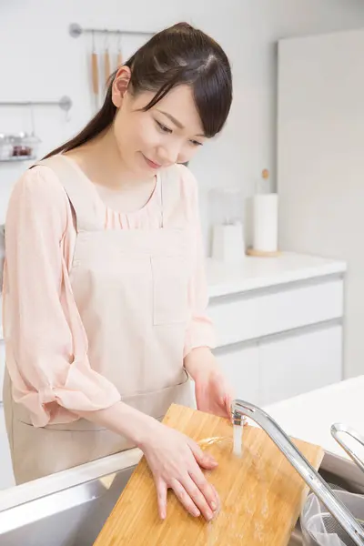 Krásná Japonská Žena Zástěře Mytí Nádobí Kuchyni — Stock fotografie