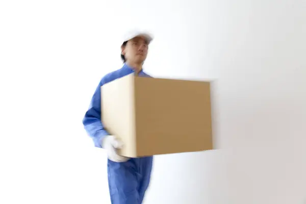 Joven Japonés Repartidor Hombre Con Caja Cartón — Foto de Stock