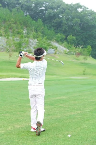 Junger Japaner Spielt Tagsüber Golf — Stockfoto