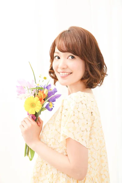 Χαμογελαστή Νεαρή Γιαπωνέζα Μπουκέτο Φρέσκα Λουλούδια — Φωτογραφία Αρχείου