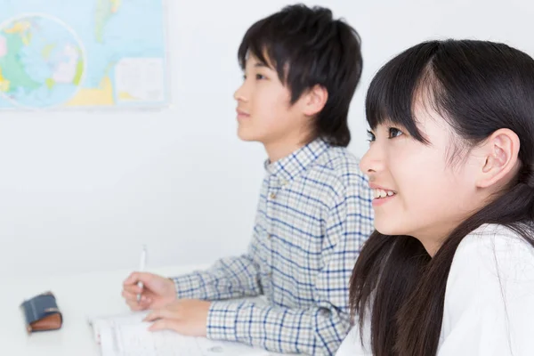 学校で勉強している日本の女の子と男の子の肖像画 — ストック写真