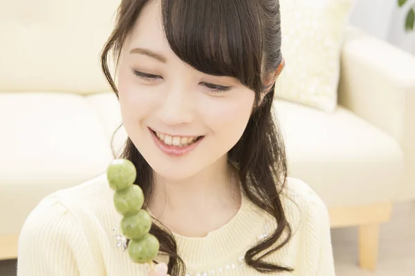Hermosa Mujer Asiática Comiendo Dango Japonés —  Fotos de Stock