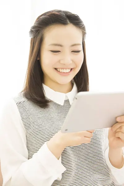 Jong Aziatisch Vrouw Met Behulp Van Een Tablet Computer — Stockfoto