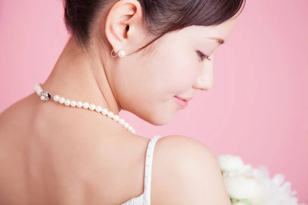Krásná Asijská Nevěsta Pózování Proti Růžové Pozadí — Stock fotografie