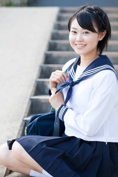 階段の制服を着た日本の女子学生の笑顔 — ストック写真