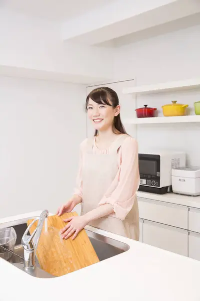 Bela Mulher Japonesa Vestindo Avental Lavar Pratos Cozinha — Fotografia de Stock