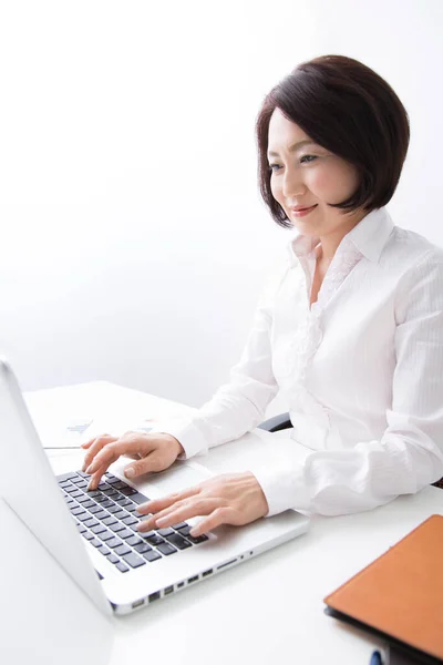 Mulher Asiática Trabalhando Escritório — Fotografia de Stock