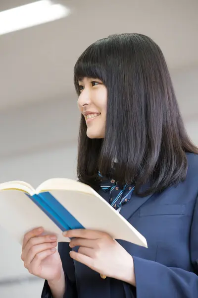 学校で勉強している美しい日本の女子高生 — ストック写真