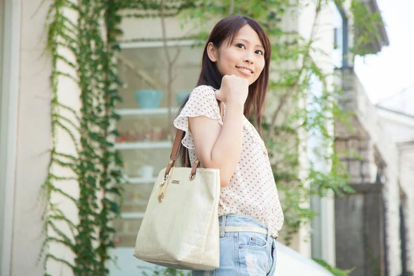 Ritratto Una Donna Giapponese Sorridente Che Cammina Città — Foto Stock