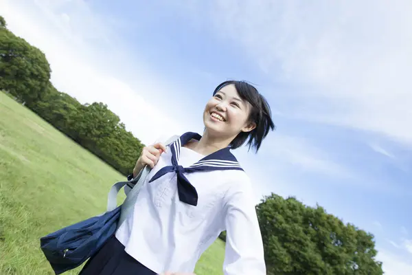 Retrato Menina Asiática Vestindo Uniforme Escolar Correndo Prado — Fotografia de Stock