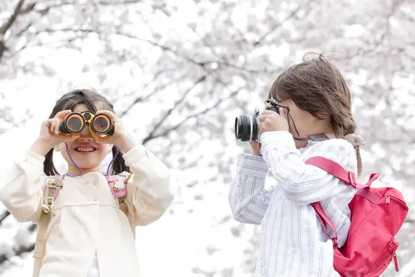 Asyalı Küçük Kız Oğlan Bahar Parkında Eğleniyorlar — Stok fotoğraf