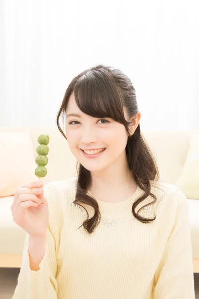 Hermosa Mujer Asiática Comiendo Dango Japonés — Foto de Stock