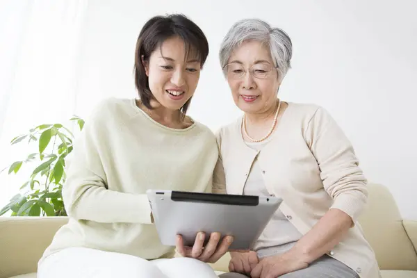 Senior Asiatico Donna Con Suo Adulto Figlia Utilizzando Tablet Computer — Foto Stock
