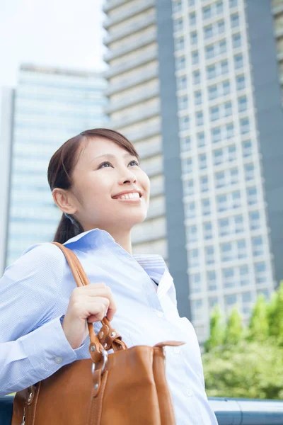Uśmiechnięta Azjatka Bizneswoman Spacery Mieście — Zdjęcie stockowe
