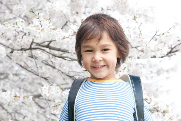 Menino Bonito Japonês Criança Com Mochila Parque Primavera Conceito Educação — Fotografia de Stock