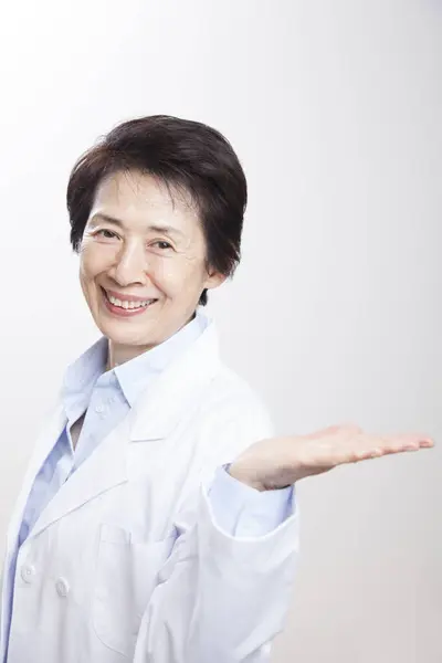 Självsäker Kvinnlig Asiatisk Läkare Medicinsk Rock — Stockfoto