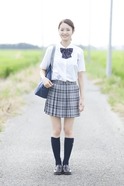 Χαμογελαστή Ασιάτισσα Μαθήτρια Που Περπατάει Τσάντα Στην Εξοχή — Φωτογραφία Αρχείου