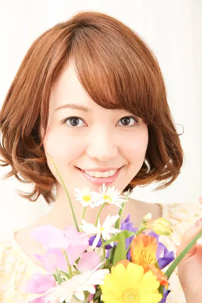 Sonriente Joven Japonesa Con Ramo Flores Frescas Mirando Cámara —  Fotos de Stock