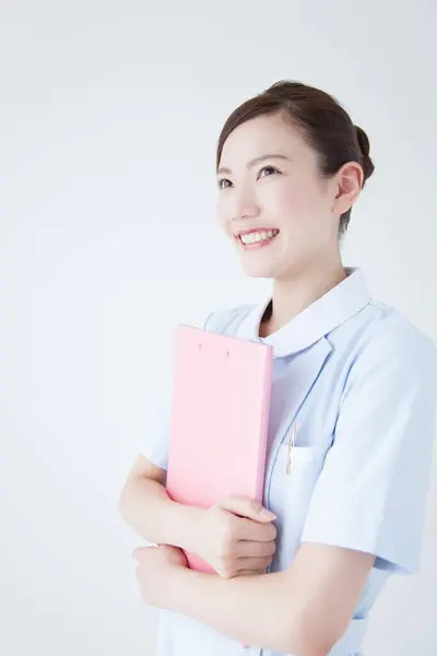 Portret Japońskiej Pielęgniarki Trzymającej Schowek — Zdjęcie stockowe
