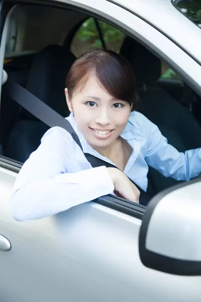 Jong Gelukkig Aziatische Vrouw Zitten Auto — Stockfoto