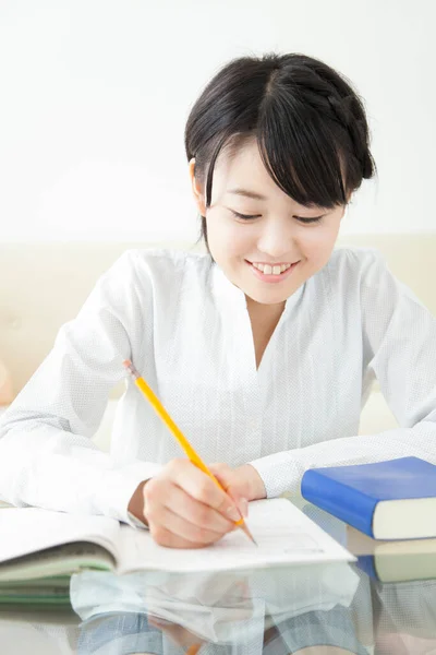 Güzel Asyalı Kız Evde Ders Çalışıyor — Stok fotoğraf
