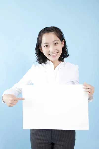 Jeune Femme Affaires Japonaise Tenant Signe Blanc Vierge — Photo