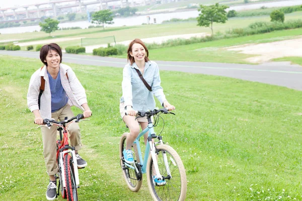 Fiatal Pár Biciklizik Nyári Parkban Egészséges Életmód Koncepció — Stock Fotó