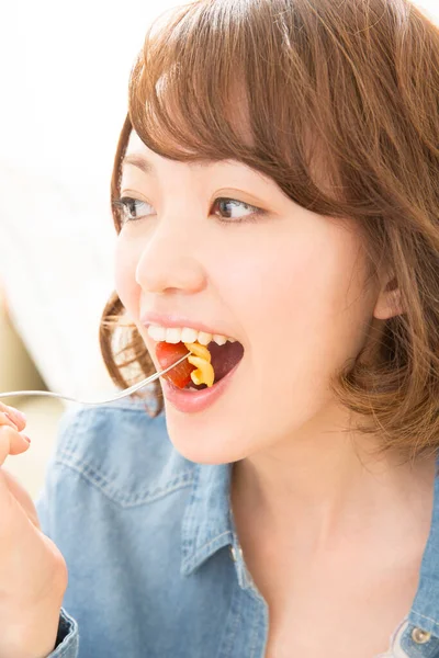 Красива Японська Жінка Їсть Їжу Виделкою Вдома — стокове фото