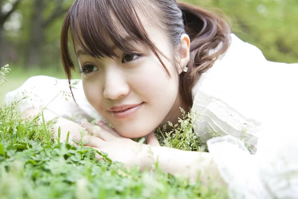 在公园休息的日本女人 — 图库照片