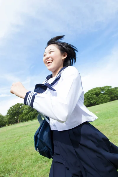 Retrato Chica Asiática Con Uniforme Escolar Corriendo Prado — Foto de Stock