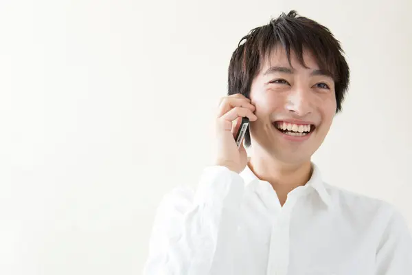 Homem Sorrindo Enquanto Fala Telefone Celular — Fotografia de Stock