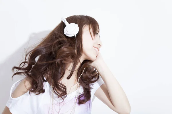 Mujer Asiática Escuchando Música Auriculares — Foto de Stock