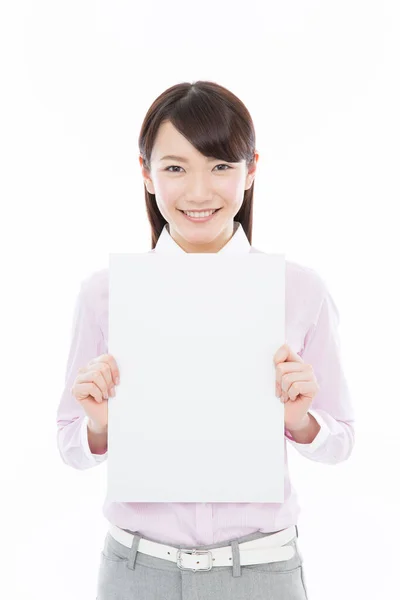 Glücklich Junge Asiatische Geschäftsfrau Zeigt Leere Karte Auf Isoliertem Hintergrund — Stockfoto