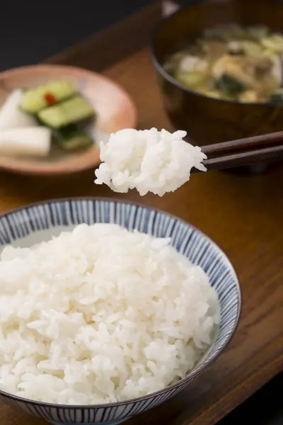 一碗刚煮熟的米饭 日本菜 — 图库照片