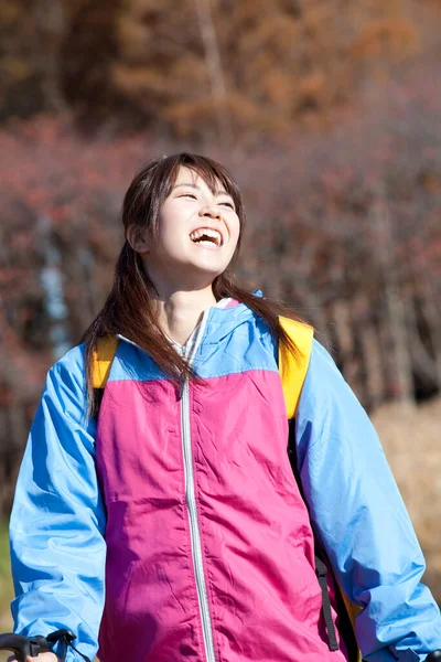 Junge Japanerin Mit Gelbem Rucksack Wandert Herbstlichen Park — Stockfoto