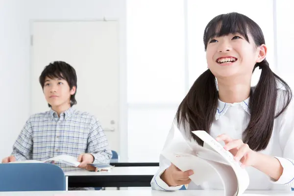 Πορτρέτο Της Ιαπωνικής Κορίτσι Και Αγόρι Σπουδές Στο Σχολείο — Φωτογραφία Αρχείου