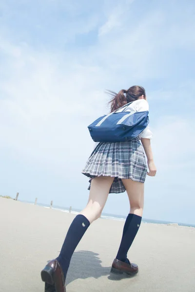 Gelukkig Jong Aziatisch Student School Uniform Tijd Doorbrengen Het Strand — Stockfoto