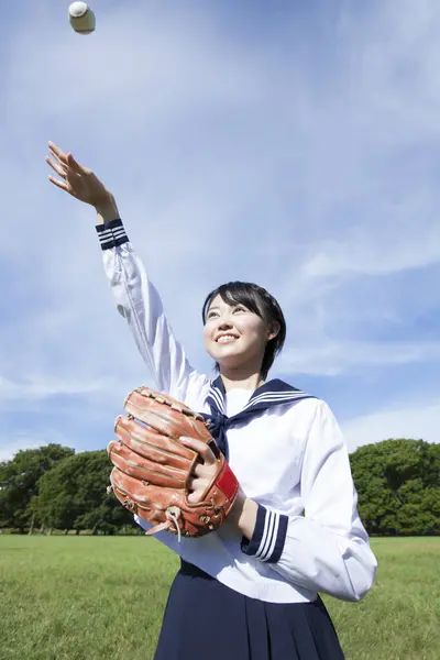 Ritratto Carino Asiatico Studentessa Giocare Baseball Palla Campo — Foto Stock