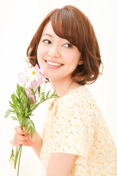 Sorrindo Jovem Mulher Japonesa Com Buquê Flores Frescas — Fotografia de Stock