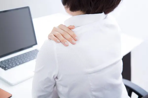 背痛和肩痛的女人 — 图库照片
