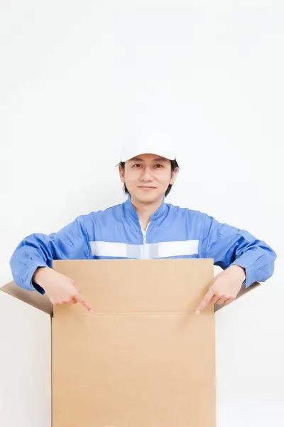 Jovem Japonês Entrega Homem Com Caixa Papelão — Fotografia de Stock