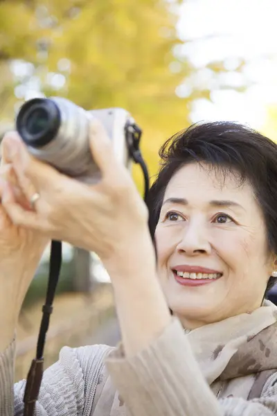 Senior Asiático Mujer Tomando Foto Con Cámara —  Fotos de Stock